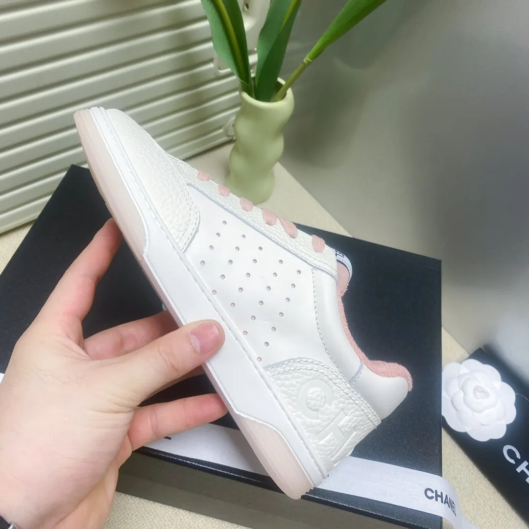 👟👟Ex-factory price 480🐹🐹Women's shoes, women's clothing chanel~~Chanel's latest 2022 panda shoes, skateboard shoes, sneakers, out of stock king @counters are out of stock everywhere〰It's hard to reserve even if you have money❗️ The fresh splicing style is really super nice...Xiaohongshu, Internet celebrity anchors, and blog owners have already started to call ❤ Original calfskin fabric, original towel lining, logo stamping process, two-color T👟👟 ex-factory price U outsole, lasting process, foot pad latex all custom molded... 🎁Supporting packaging 35-40 regular size